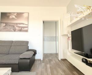 Tichý a presvetlený 2-izbový byt na najvyššom poschodí s balkónom a výťahom