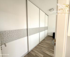 Tichý a presvetlený 2-izbový byt na najvyššom poschodí s balkónom a výťahom