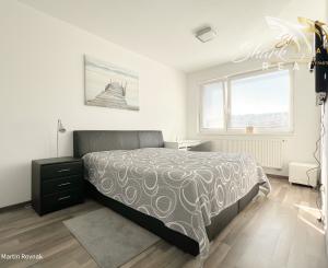 Tichý a presvetlený 2-izbový byt na najvyššom poschodí s balkónom a výťahom