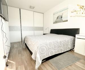 Tichý a presvetlený 2-izbový byt na najvyššom poschodí s balkónom a výťahom