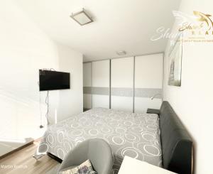 Tichý a presvetlený 2-izbový byt na najvyššom poschodí s balkónom a výťahom