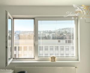 Tichý a presvetlený 2-izbový byt na najvyššom poschodí s balkónom a výťahom