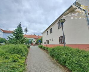 Dom na námestí. Bývanie a podnikanie v jednom.