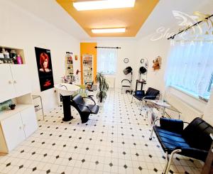 Dom na námestí. Bývanie a podnikanie v jednom.