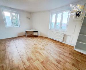 Dom na námestí. Bývanie a podnikanie v jednom.