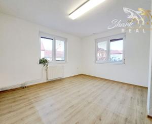 Dom na námestí. Bývanie a podnikanie v jednom.