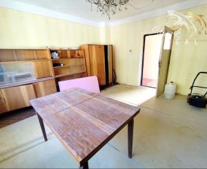 Stavebný pozemok so starším domom a predaj 