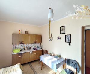 Stavebný pozemok so starším domom a predaj 