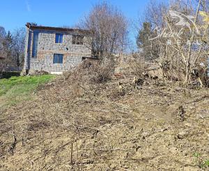 Stavebný pozemok so starším domom a predaj 