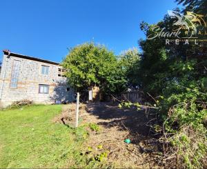 Stavebný pozemok so starším domom a predaj 