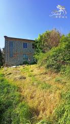 Stavebný pozemok so starším domom a predaj 