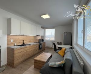 Prenájom 1,5-izbového bytu s balkónom a parkovaním – Svätoplukova 72