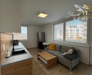 Prenájom 1,5-izbového bytu s balkónom a parkovaním – Svätoplukova 72