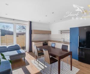 Moderný rodinný dom v radovej zástavbe v obci Malý Lapáš