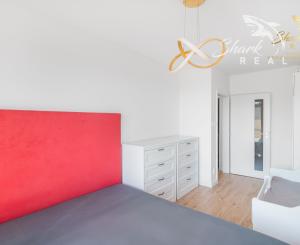 Moderný rodinný dom v radovej zástavbe v obci Malý Lapáš