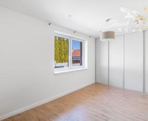 Moderný rodinný dom v radovej zástavbe v obci Malý Lapáš