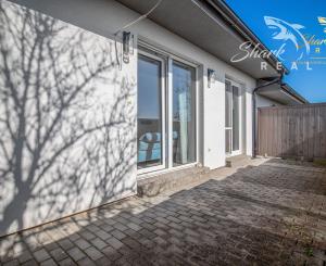 Moderný rodinný dom v radovej zástavbe v obci Malý Lapáš