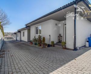 Moderný rodinný dom v radovej zástavbe v obci Malý Lapáš