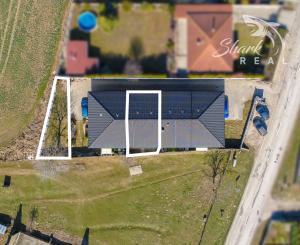 Moderný rodinný dom v radovej zástavbe v obci Malý Lapáš