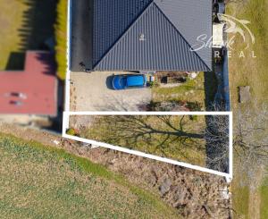 Moderný rodinný dom v radovej zástavbe v obci Malý Lapáš