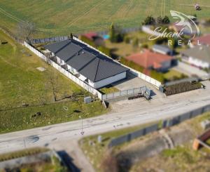 Moderný rodinný dom v radovej zástavbe v obci Malý Lapáš