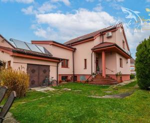 Dom s príjemnou atmosférou a atraktívnym pozemkom 1167m2