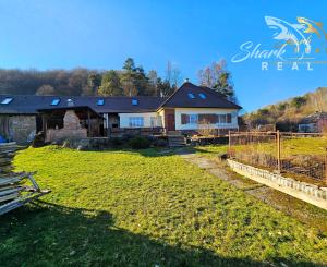 Rodinný dom so stodolou pri lese