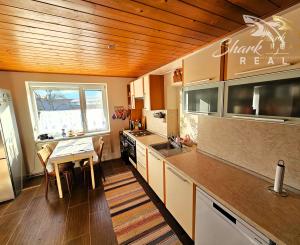 Rodinný dom so stodolou pri lese