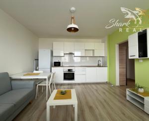 Prenájom 2-izbového bytu v blízkosti električky – Farského