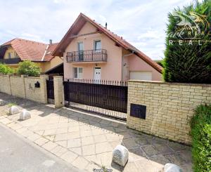 Priestranný 6izbový rodinný dom