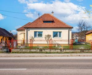 Vkusne zmodernizovaný rodinný dom + 1 726 m² krásnej záhrady