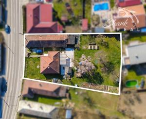 Vkusne zmodernizovaný rodinný dom + 1 726 m² krásnej záhrady