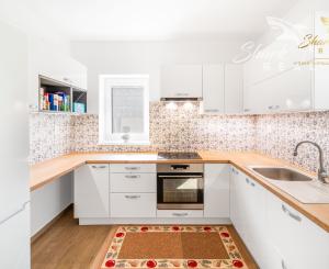 Vkusne zmodernizovaný rodinný dom + 1 726 m² krásnej záhrady