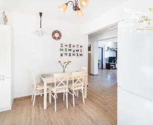 Vkusne zmodernizovaný rodinný dom + 1 726 m² krásnej záhrady