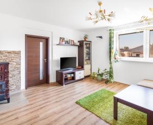 Vkusne zmodernizovaný rodinný dom + 1 726 m² krásnej záhrady