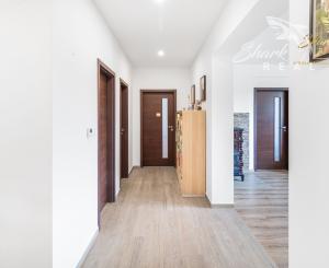 Vkusne zmodernizovaný rodinný dom + 1 726 m² krásnej záhrady