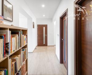 Vkusne zmodernizovaný rodinný dom + 1 726 m² krásnej záhrady