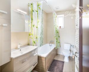 Vkusne zmodernizovaný rodinný dom + 1 726 m² krásnej záhrady