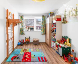 Vkusne zmodernizovaný rodinný dom + 1 726 m² krásnej záhrady