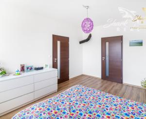 Vkusne zmodernizovaný rodinný dom + 1 726 m² krásnej záhrady