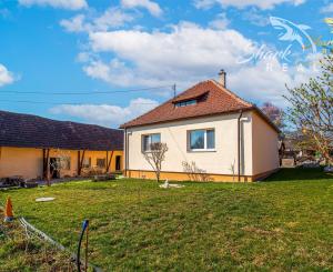 Vkusne zmodernizovaný rodinný dom + 1 726 m² krásnej záhrady