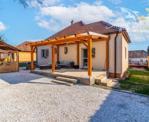 Vkusne zmodernizovaný rodinný dom + 1 726 m² krásnej záhrady