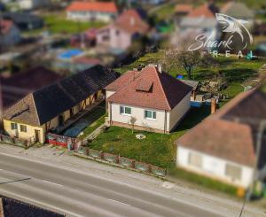 Vkusne zmodernizovaný rodinný dom + 1 726 m² krásnej záhrady