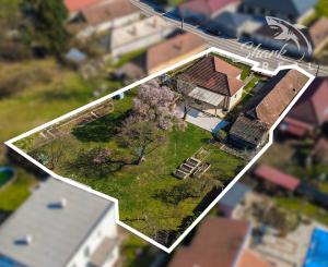 Vkusne zmodernizovaný rodinný dom + 1 726 m² krásnej záhrady