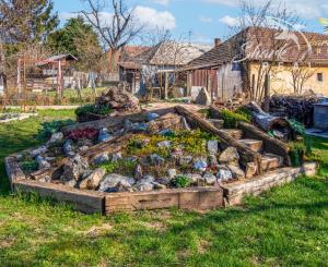 Vkusne zmodernizovaný rodinný dom + 1 726 m² krásnej záhrady