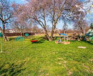 Vkusne zmodernizovaný rodinný dom + 1 726 m² krásnej záhrady