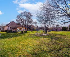 Vkusne zmodernizovaný rodinný dom + 1 726 m² krásnej záhrady