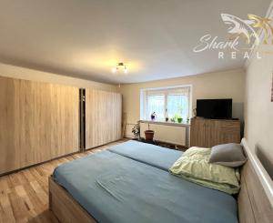 EXKLUZÍVNE - Priestranný a udržiavaný 5 izbový rodinný dom na okraji obce