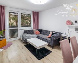 Svetlý dizajnový byt s nadštandardným zariadením - Javorová, Piešťany