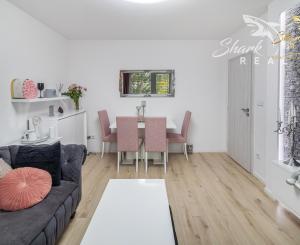Svetlý dizajnový byt s nadštandardným zariadením - Javorová, Piešťany